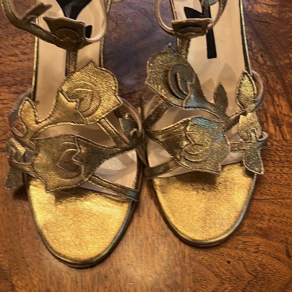 Prada gold floral heels - Picture 2 of 5